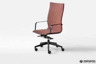 Bureaustoel met roze gestoffeerde rugleuning en zitting met quilting, zwarte armleuningen en zwart onderstel op wielen.