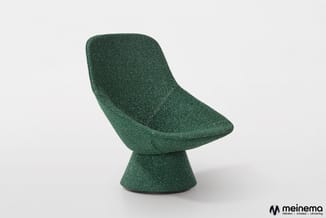 Groene stoelmet ergonomische schaal-vormige zitting, conische voet, tekstiel bekleding, tegen witte achtergrond.