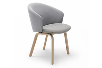 Grijze stoel met gebogen rugleuning en zitting, natuurhouten poten, moderne vorm op witte achtergrond.
