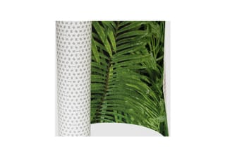 Behangrol met grijs geometrisch patroon naast detailfoto van groen bladmotief behang.