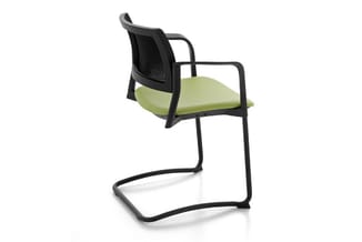 Vergaderstoel met zwart metalen frame, groen zitgedeelte en zwart mesh rugleuning op kabelvoet.