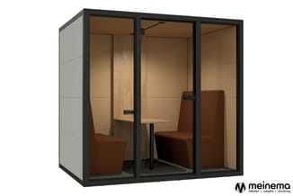 Belcel met zwart aluminium frame, glazen wanden, houten afwerking, twee bruinlederen stoelen, tafelblad en grijze vloer.
