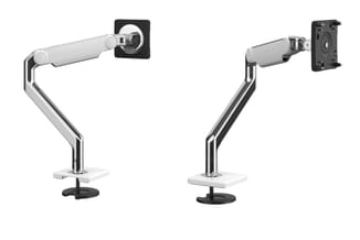 Twee monitorarmen met witte buizen en zwarte voetplaten, links met zwart vierkant montageblok, rechts met zwart rechthoekig m