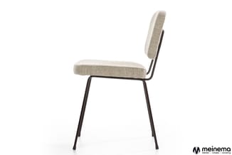 Moderne stoel met beige gestructureerde stoffering, zwart metalen frame met vier poten, rechtopstaande rugleuning.