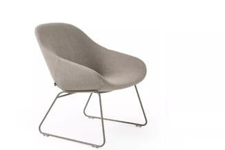 Grijze gestoffeerde loungefauteuil met gebogen rugsteun en grijs metalen sledepoten op witte achtergrond.