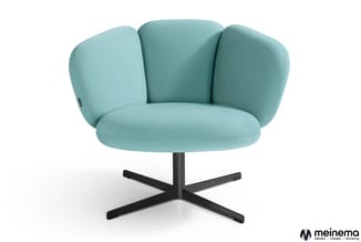 Turquoise loungestoel met bloemvormige rugleuning en zwart kruis-onderstel, vooraanzicht tegen witte achtergrond.