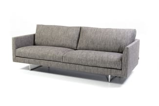 Grijze loungebank met textielbekleding, twee zitplaatsen, metalen poten, minimalistische design tegen witte achtergrond.