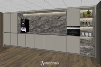 Moderne keukenuitrusting met grijze kasten, marmeren werkblad, zwarte koffiemachine, ingebouwde oven en verlichte open kasten