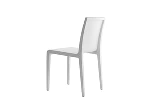 Moderne stoel met grijs aluminium frame en witte zitting, hoge rugleuning, staande positie tegen witte achtergrond.