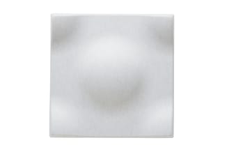 Witte akoestisch wandpaneel met zachte textuur, vierkante vorm, geïsoleerd op witte achtergrond.