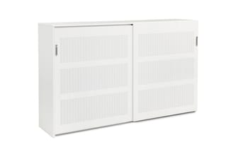 Witte schuifdeurkast met geperforeerde deuren, twee schuifdeuren met metallic handgrepen.