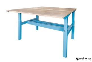 Werkbank met blauwe stalen frame en licht houten blad, centraal ondergesteld met opberglade.