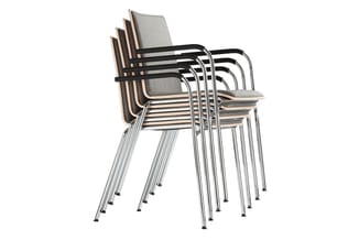Stapelbare vergaderstoelen met grijs bekleed zit- en ruggedeelte, zwarte armleuningen, houten rug en metalen frame.