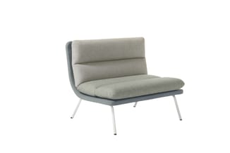 Grijze lounge fauteuil met beige stoffen zitting, metalen poten, moderne vorm op witte achtergrond.