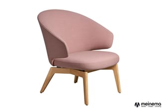 Roze gestoffeerde loungestoel met afgeronde rugleuning en houten poten, tegen witte achtergrond.