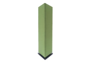 Groene akoestische panelen, rechthoekige vorm, staand op zwarte voet, gebruikt voor geluidsdemping in kantooromgevingen.