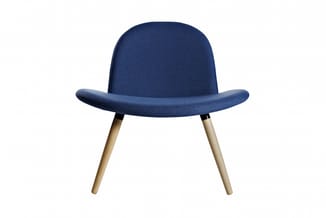 Blauwe loungestoel met afgeronde rugleuning, gebogen zitframe en twee houten poten, vooraanzicht.