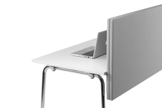 Grijs akoestisch scherm op bureautafel met witte blad, laptop erop, metalen poten zichtbaar.