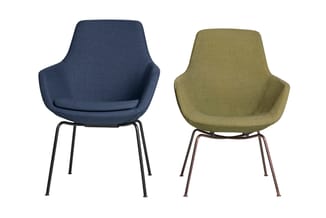 Twee moderne stoelen met armsteunen: donkerblauwe en olijfgroene stoffering, zwart metalen pootframe.