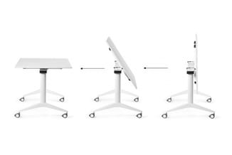 Mobiele tafel met wit blad en wit onderstel op wielen, getoond in drie standen: horizontaal, gekanteld en verticaal.