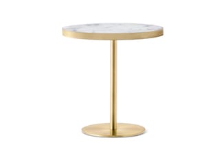 Ronde bijzettafel met wit marmeren blad en geborsteld goudkleurig metalen onderstel met centrale voet.