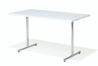 Vergadertafel met wit blad en zilveren metalen U-vormig onderstel op wieltjes.