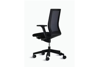 Zwarte ergonomische bureaustoel met mesh rugleuning, verstelbare armleuningen en wielbasis op lichte achtergrond.