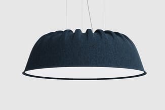 Donkerblauwe hanglampe met golfvormige bovenkant en witte binnenzijde, minimalistisch design.