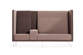 Bruine loungebank met hoge ruggeluning en middenconsole, zijpanelen en metalen poten op witte achtergrond.