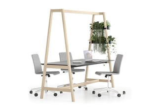 Houten vergadertafel met zwart blad en 4 grijze bureaustoel met wielen, voorzien van houten frame met hangende plantenbakken.