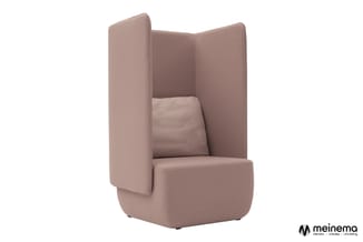 Roze-beige akoestische fauteuild met hoge zijwanden, rugkussen en afgeronde vormen tegen witte achtergrond.