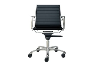Bureautoel met zwarte latten rugleuning, zilvergrijze metalen frame, armleuningen en wielen, frontal weergegeven.