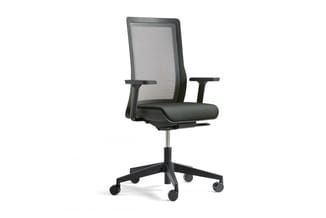 Ergonomische bureaustoel met grijs mesh ruggesteun, zwart zitgedeelte en verstelbare armleuningen op wielen.