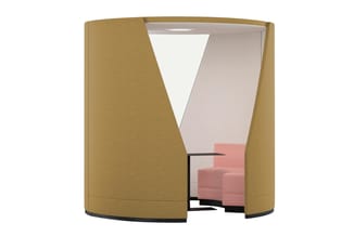 Gele ronde akoestische belcel met open deur, roze stoelen en witte wanden zichtbaar binnenin.