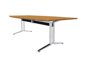 Vergadertafel met ovaal houten blad in noten, zilverkleurig metalen onderstel met zwarte accenten.