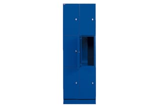 Blauwe kastenwand met vier gesloten vakken en één open vak in het midden met zwart interieur en donkere deur.