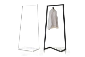 Twee garderobe-displaystandaards met driehoekige vorm: een in grijs en een in zwart, waarbij de zwarte versie een wit jasje a