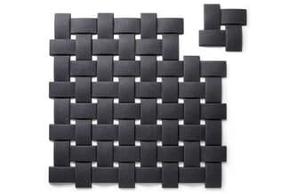 Grijze akoestische wandpanelen in vlechtpatroon met 3D-effect, enkele panelen losgekoppeld rechtsboven.