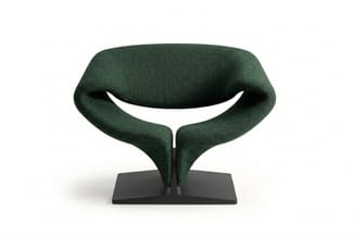 Groene fauteuil met organische, vloeiende vormen op zwart voetsteun, minimalistische vormgeving.