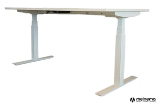 Elektrisch verstelbaar bureau met wit onderstel en lichtgrijs blad, geïsoleerd op witte achtergrond.