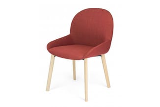 Rode stoel met afgeronde rugleuning, zitting van stof, houten poten in natuurlijke houtkleur.
