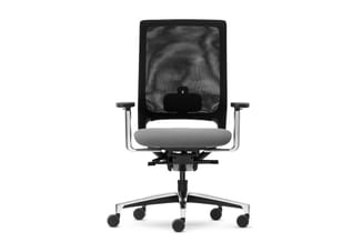 Zwarte ergonomische bureaustoel met netrug, grijs zitgedeelte, verstelbare armleuningen en zilveren onderstel met wieltjes.