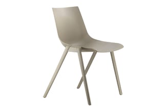 Moderne stoel met beige kunststof zitting en grijsgroene houten poten, frontaal weergegeven tegen witte achtergrond.