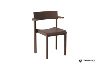 Houten stoel met armleuningen en rugleuning in donkerbruin, moderne minimalistisch design.