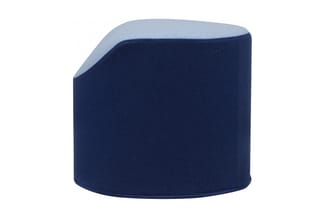 Ronde poef met donkerblauwe en lichtblauwe gestoffeerde bekleding tegen witte achtergrond.