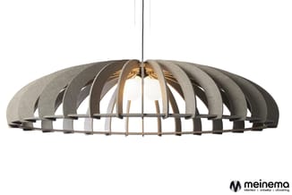 Hangende design-plafondlamp met grijsbeige houten latten in koepelvorm en gouden binnenkant.