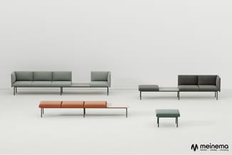 Modulaire zitgroepen in grijs, antraciet en terracotta met metalen onderstel, getoond in verschillende configuraties in een l