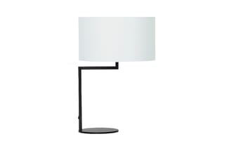Moderne tafellamp met zwart metalen voet en L-vormige arm, witte cilindervormige kap.