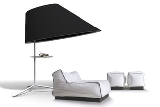 Moderne loungehoek met witte gestoffeerde zitbank, twee witte kubusvormige poefs, grijze driepoot staande lamp met groot zwar