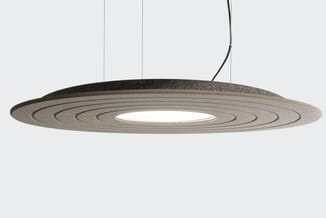 Hanglamp met grijs beton-look, cirkelvormig ontwerp met concentrische groeven, centrale lichtopening, drie bevestigingskabels